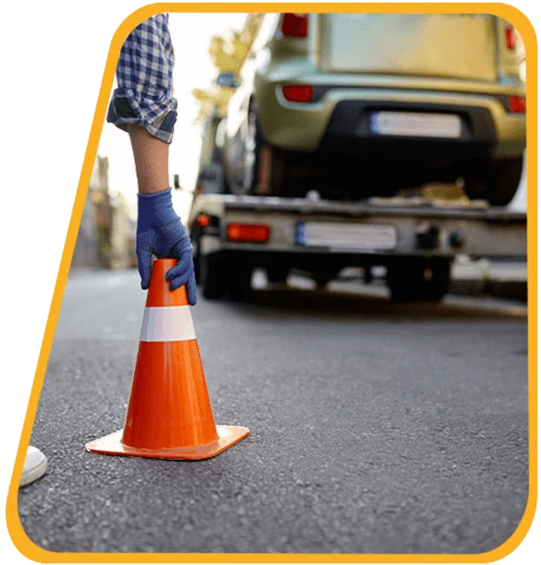 Absicherung der Einsatzstelle mit einem Verkehrskegel