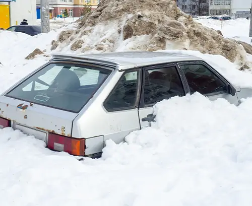 Eingeschneites Auto nach starkem Schneefall