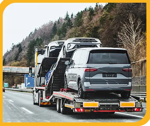 Autotransporter mit zwei Fahrzeugen auf der Autobahn