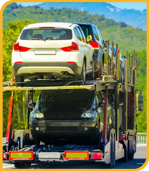 Autotransporter mit Fahrzeugen in bergiger Landschaft