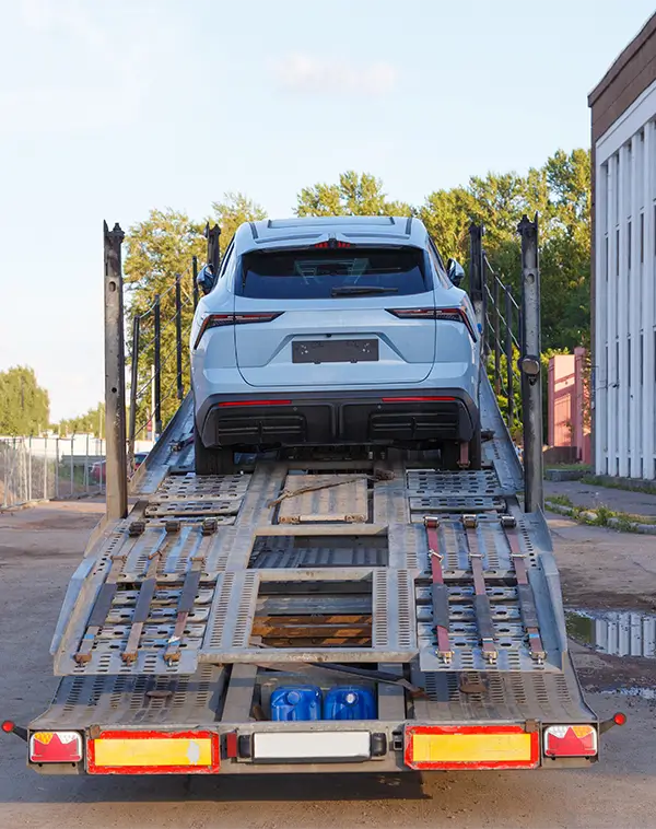 Autotransporter mit leerer Ladefläche