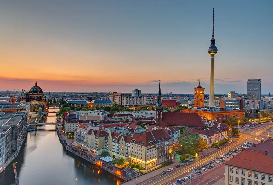 Berliner Innenstadt mit Fernsehturm bei Sonnenuntergang Berliner Innenstadt mit Fernsehturm bei Sonnenuntergang