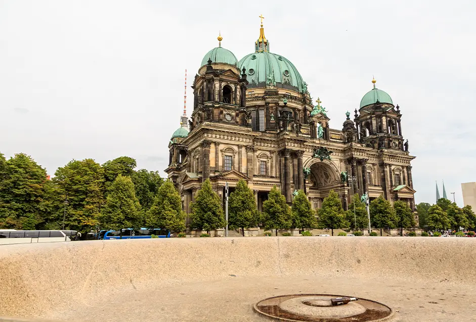 Der Berliner Dom mit angrenzender Parkanlage Der Berliner Dom mit angrenzender Parkanlage