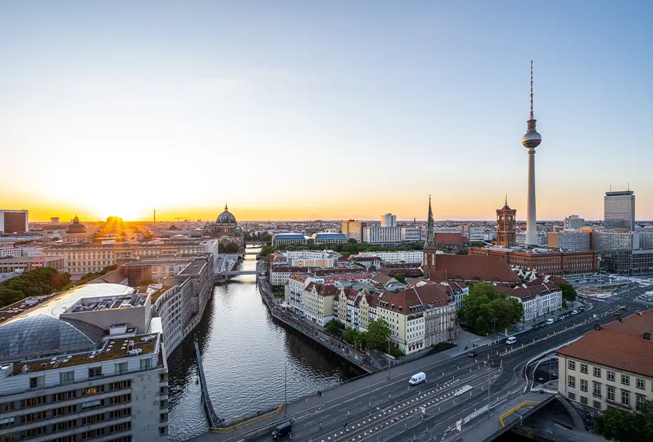Berliner Innenstadt mit Fernsehturm bei Sonnenaufgang Berliner Innenstadt mit Fernsehturm bei Sonnenaufgang