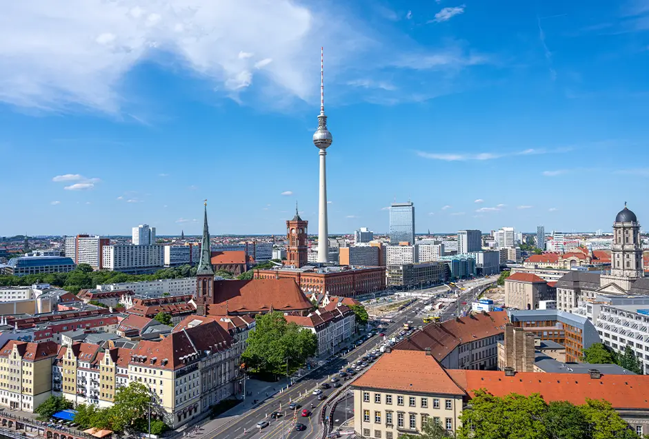 Berliner Stadtpanorama mit Fernsehturm am Tag Berliner Stadtpanorama mit Fernsehturm am Tag