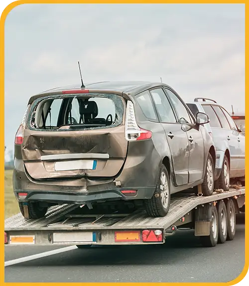 Beschädigtes Fahrzeug wird auf dem Autotransporter abtransportiert