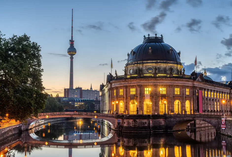 Bode-Museum und Fernsehturm in der Abenddämmerung Bode-Museum und Fernsehturm in der Abenddämmerung