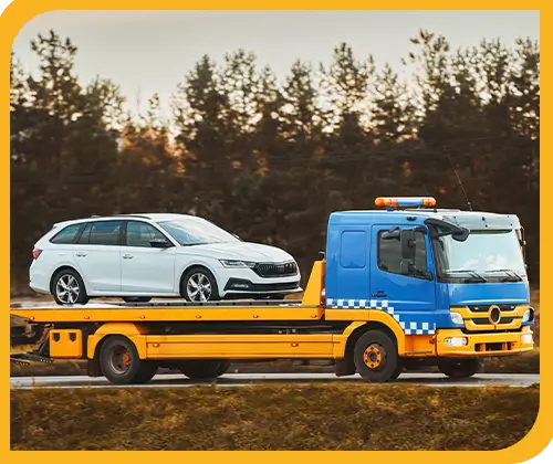 Fahrzeug wird auf einem Abschleppfahrzeug transportiert
