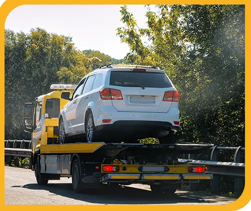 Geländewagen wird auf dem Abschleppwagen abtransportiert