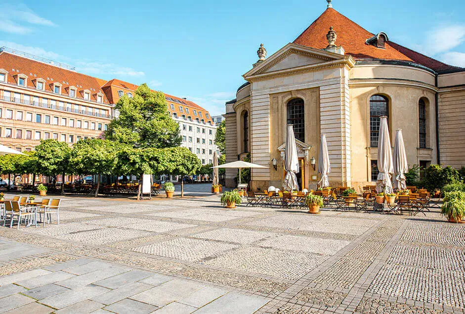 Historischer Platz mit Café-Terrasse Historischer Platz mit Café-Terrasse