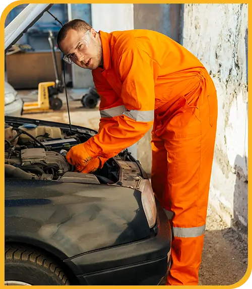Mechaniker arbeitet am Motor eines Fahrzeugs