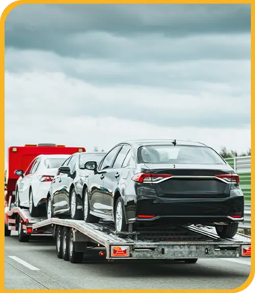 Mehrere Fahrzeuge auf einem Autotransporter