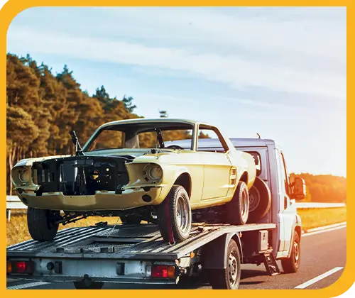 Oldtimer wird auf dem Abschleppwagen transportiert