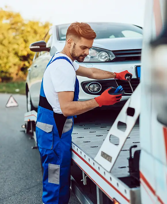 Pannenhelfer arbeitet vor Ort am liegengebliebenen Fahrzeug
