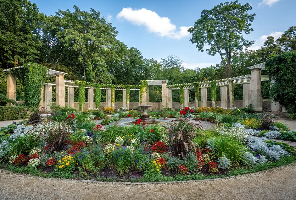 Parkanlage mit Blumenbeet und Pergola Parkanlage mit Blumenbeet und Pergola