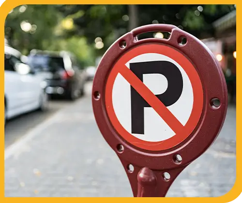 Parkverbotsschild an einer Straße mit parkenden Autos