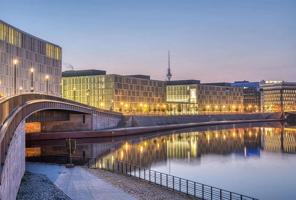 Regierungsviertel an der Spree in der Abenddämmerung Regierungsviertel an der Spree in der Abenddämmerung