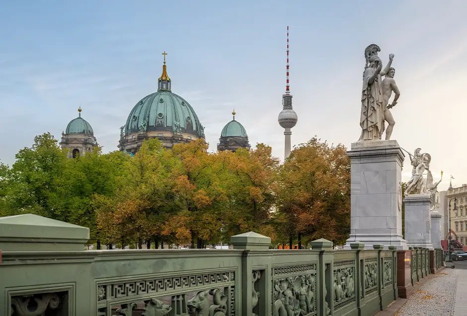 Schlossbrücke mit Blick auf den Berliner Dom Schlossbrücke mit Blick auf den Berliner Dom