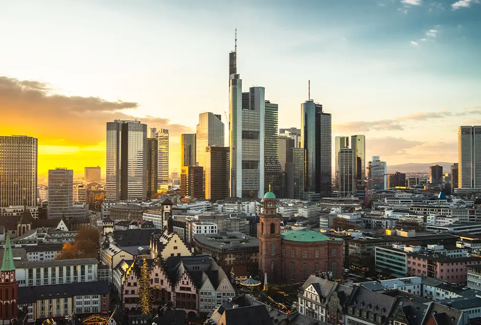 Skyline einer Großstadt bei Sonnenuntergang Skyline einer Großstadt bei Sonnenuntergang