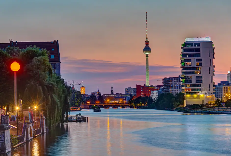 Spreeufer in Berlin bei Sonnenuntergang Spreeufer in Berlin bei Sonnenuntergang