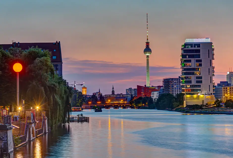 Spreeufer mit Fernsehturm in der Abenddämmerung Spreeufer mit Fernsehturm in der Abenddämmerung