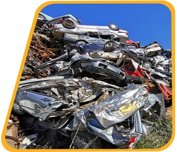 Verschrottete Fahrzeuge auf dem Gelände der Autoverwertung